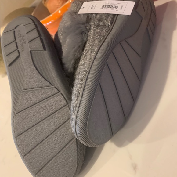 Super cute and comfy Sonoma grey slippers 5/6 - Picture 3 of 5